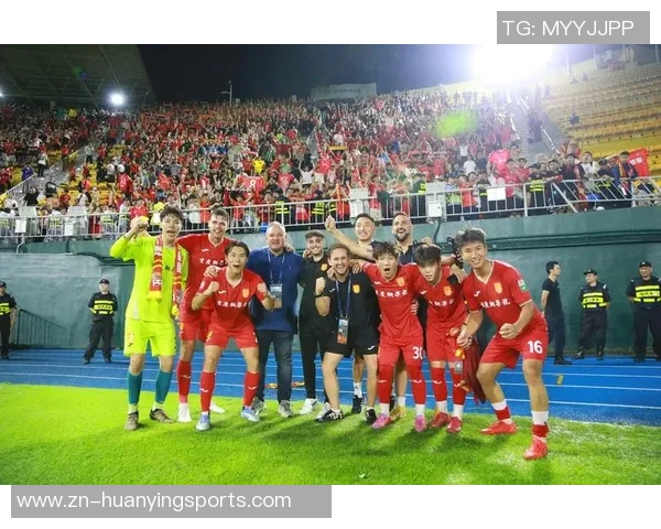 足球队合照展现团队精神与默契配合的瞬间记录